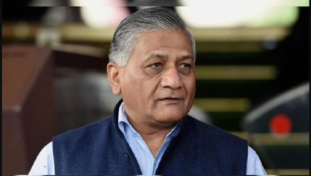 केंद्रीय मंत्री जनरल वीके सिंह ने यूक्रेन से मालिक के साथ निकाले गए पालतू कुत्ते का स्वागत किया;  यहां वीडियो देखें