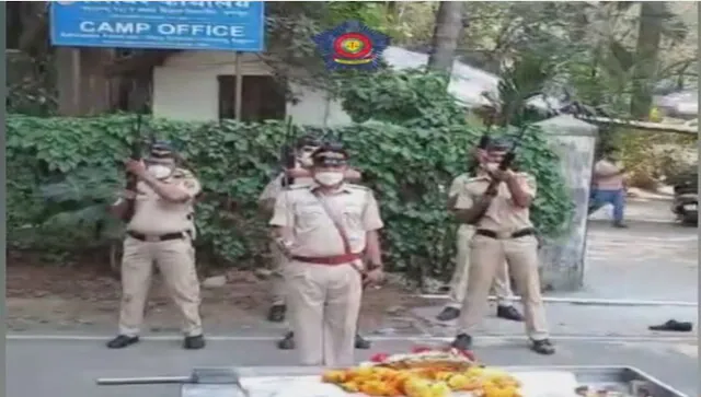 मुंबई पुलिस ने बम निरोधक दस्ते के कुत्ते सिम्बा को तीन तोपों की सलामी के साथ अलविदा कहा